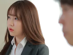 Một cô gái mảnh mai với vóc dáng đẹp và quần jean, mặc bộ đồ gợi cảm, lụa đen và giày cao gót, đang quan hệ tình dục dữ dội trước ống kính máy quay...