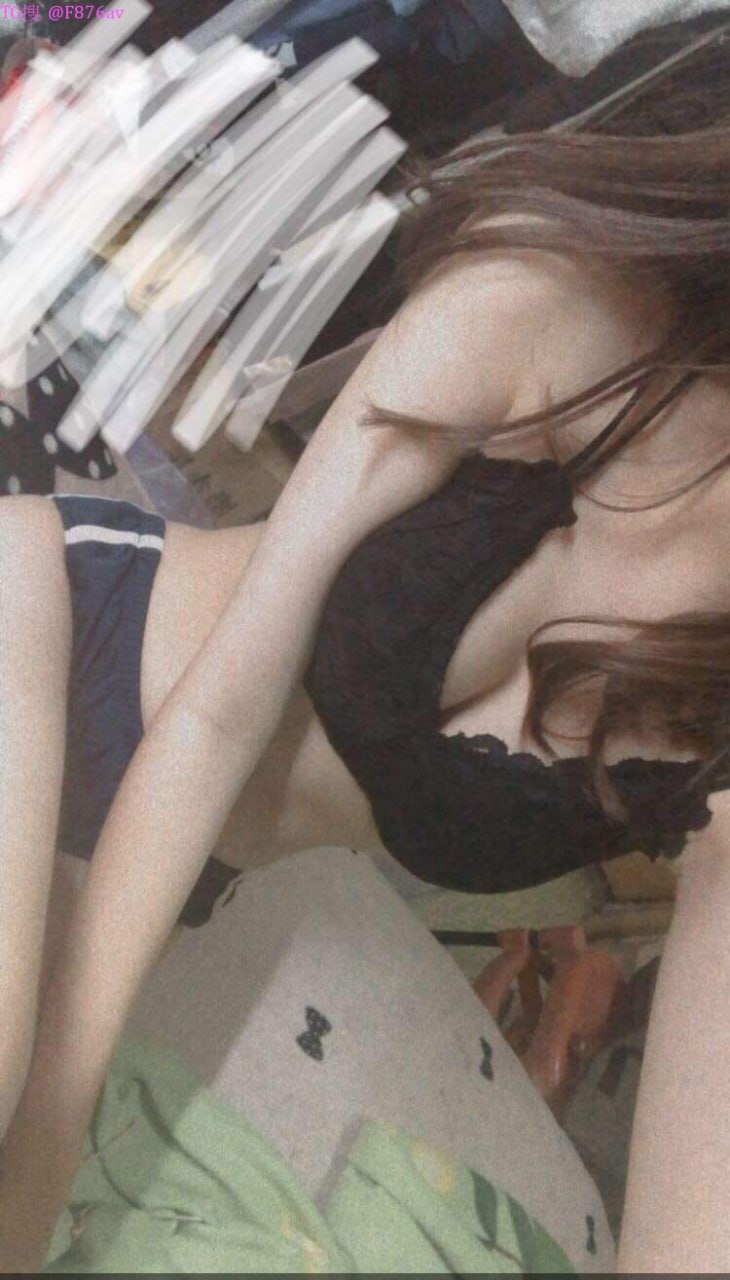 Ngậm miệng lại và ngoan ngoãn banh lồn ra