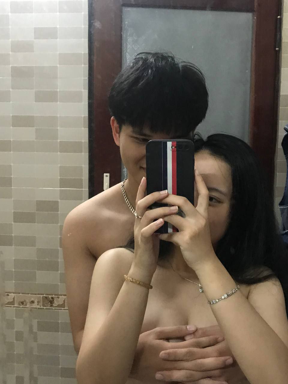 Tôi đã hẹn gặp một cô gái ngực khủng, xoa ngực cô ấy, liếm ngực cô ấy và nhấc mông cô ấy lên để quan hệ mạnh mẽ từ phía sau...